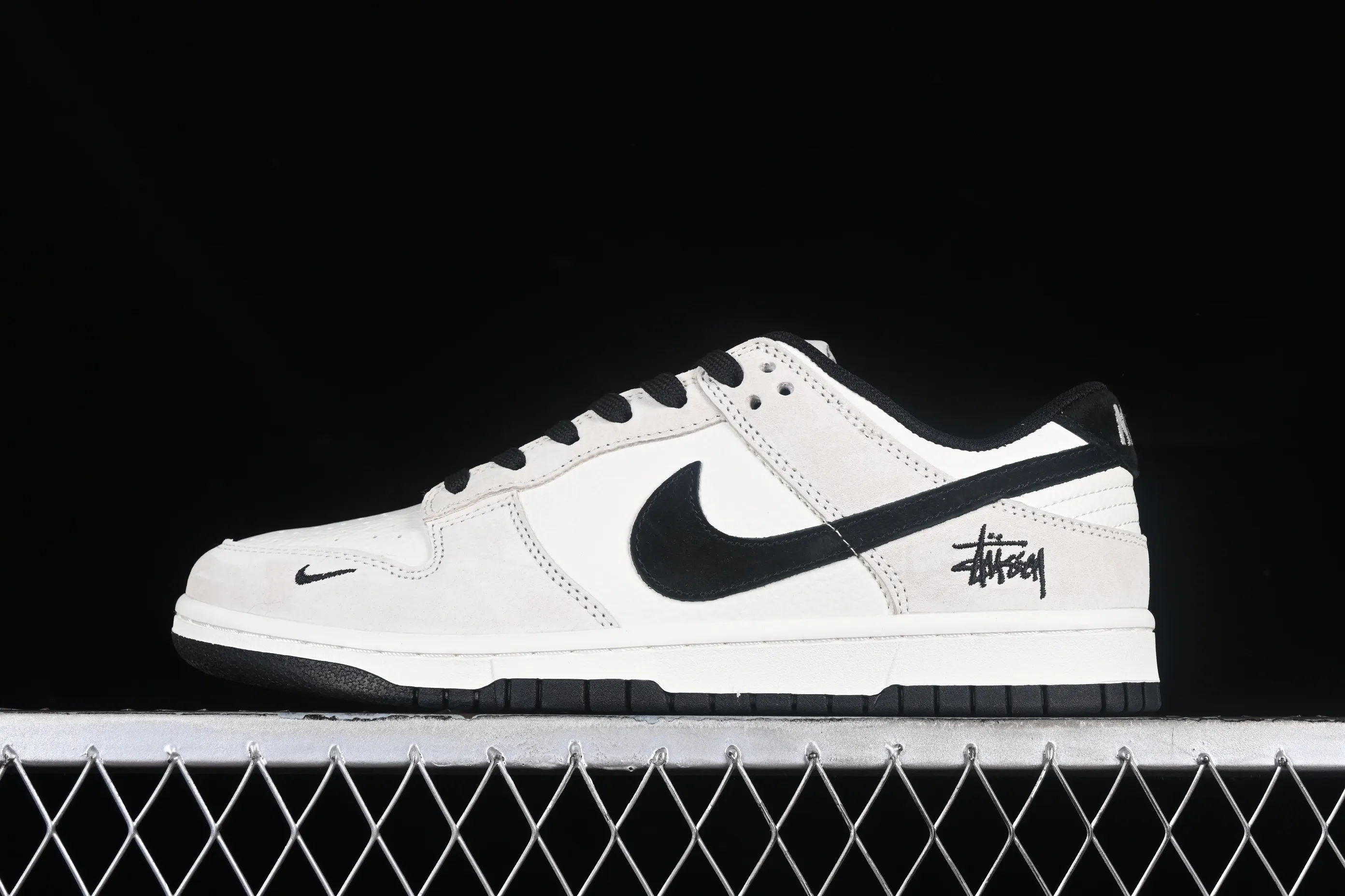 All categories Nk SB Dunk Series Nk SB Dunk Low High-end customized low-top sneakers Stussy x Nk SB Dunk Low Stussy joint-off-white black pig 8th anniversary high-end customized low-top casual sneakers FC1688-151